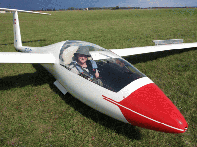 Der Jungpilot Raphael Senft im Segelflugzeug „LS 4“